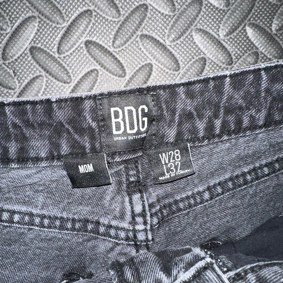 BDG Urban Outfitters Distressed Faded Black Mom Jeans size Women’s W28 L32 - Picture 2 of 4